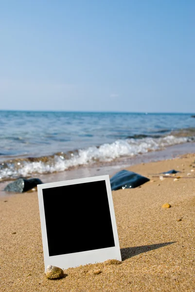 Cartão foto na praia de areia — Fotografia de Stock