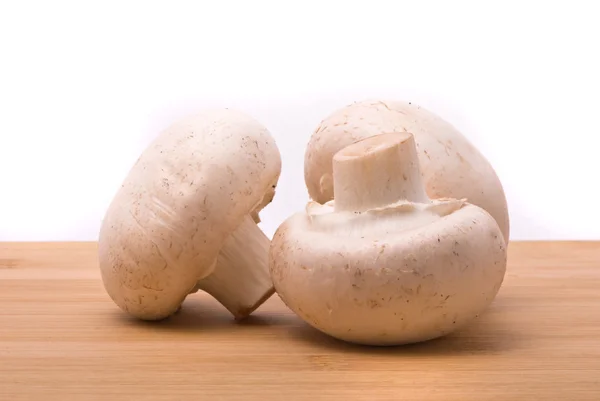 도 마 보드에 신선한 버섯 — 스톡 사진