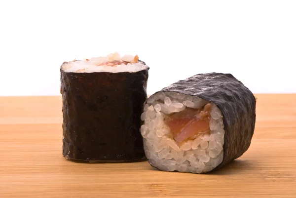 Sushi op een snijplank — Stockfoto