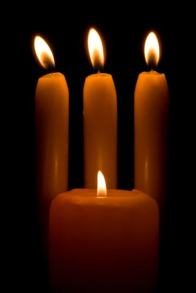 Горящие свечи на черном фоне — стоковое фото