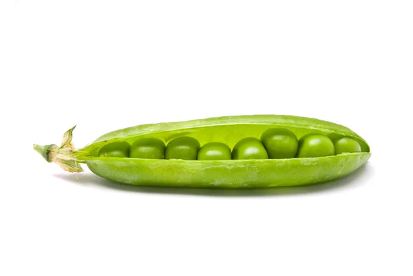 Lusky čerstvý zelený hrášek na bílé — Stock fotografie