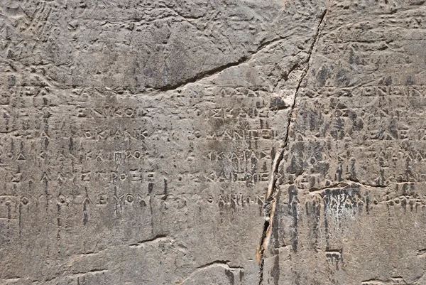 Камень с древнегреческими надписями — стоковое фото