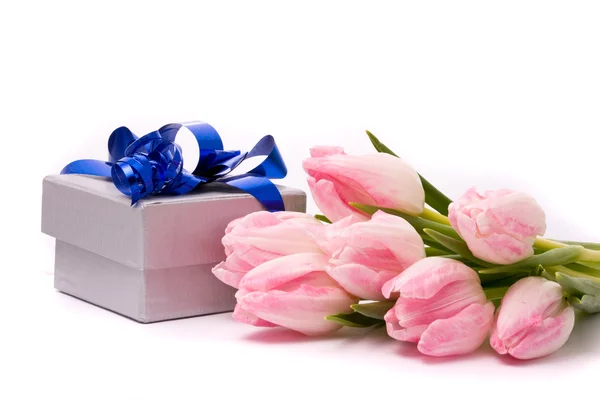 Rosa Tulpen und Geschenkbox — Stockfoto