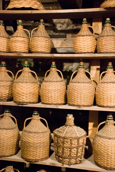 Botellas de vino apiladas en la antigua bodega — Foto de Stock