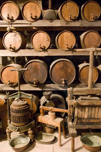 Barricas de vino apiladas en la antigua bodega — Foto de Stock