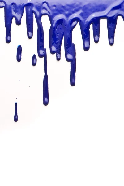 Синя фарба наливається на білий фон — стокове фото