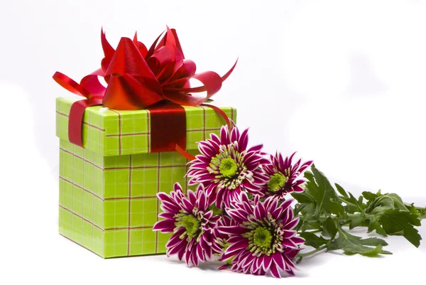 Coffret cadeau avec de belles fleurs — Photo