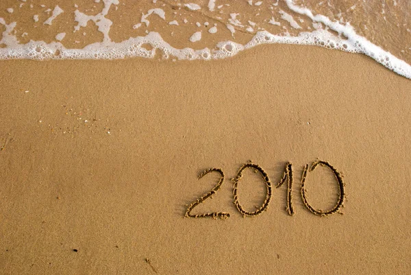 Rok 2010 napisany na piasku — Zdjęcie stockowe