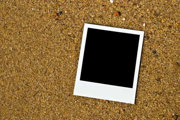 Fotoframe op zand achtergrond — Stockfoto
