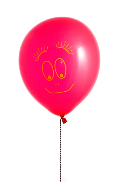 Roter Ballon mit Lächeln auf weißem Grund — Stockfoto