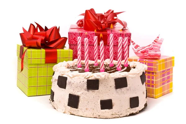 Kuchen mit sieben Kerzen und Geschenken — Stockfoto