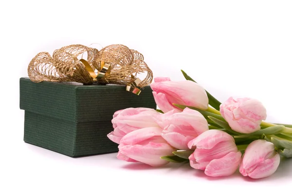Tulipanes rosados y caja de regalo en blanco — Foto de Stock