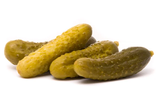 Gezouten komkommer op een witte achtergrond — Stockfoto
