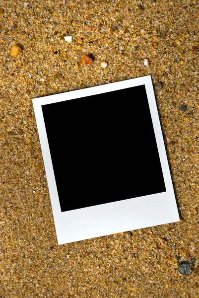 Moldura de foto no fundo de areia — Fotografia de Stock