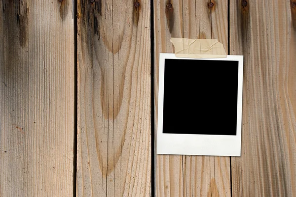 Fundo de madeira com cartão de foto — Fotografia de Stock