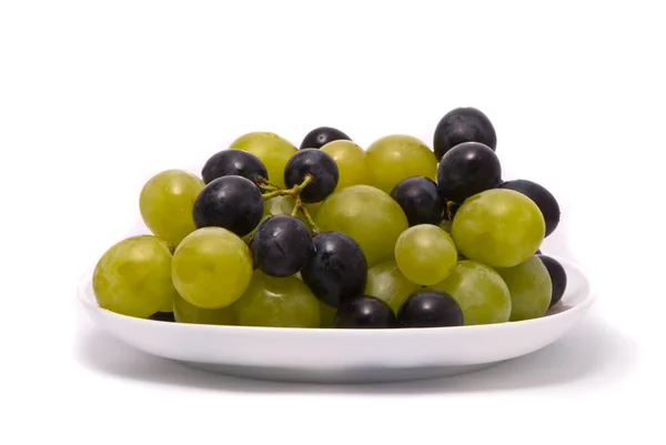 Зеленый и синий виноград на белом — стоковое фото