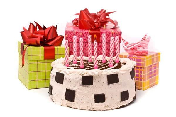 Kuchen mit acht Kerzen und Geschenken — Stockfoto