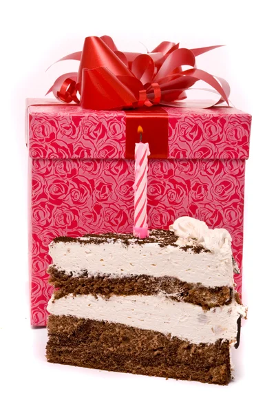 Kuchen mit einer Kerze und Geschenk im Karton — Stockfoto