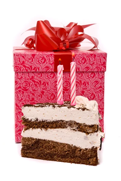 Пиріг з двома свічками та подарунком у коробці — стокове фото