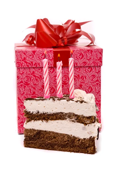 Kuchen mit drei Kerzen und Geschenk im Karton — Stockfoto