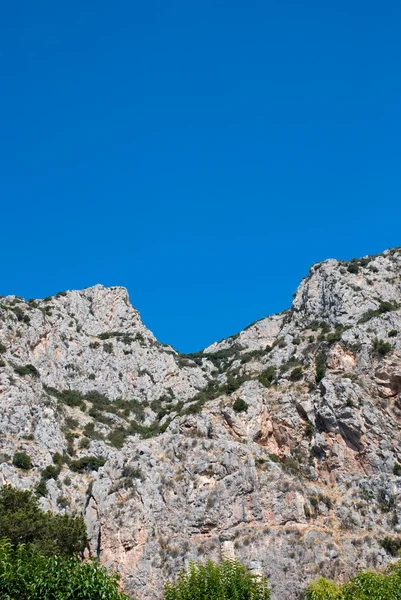 Горный хребет и голубое небо — стоковое фото