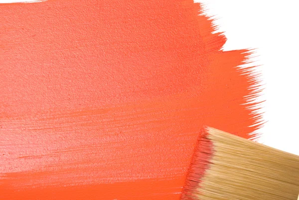 Cepillo con pintura roja sobre el blanco — Foto de Stock