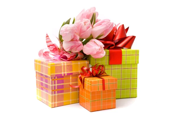Розовые тюльпаны и подарочные коробки — стоковое фото