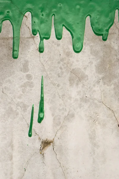 Groene verf gieten op vintage muur — Stockfoto