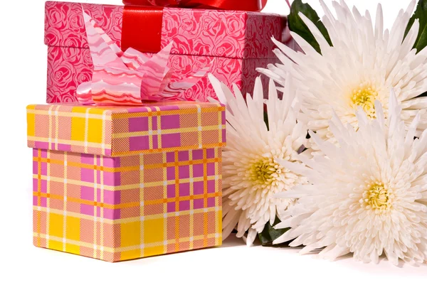 Geschenkdozen met mooie bloemen — Stockfoto