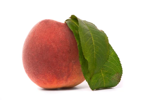 Персиковий фрукт з зеленим листям — стокове фото