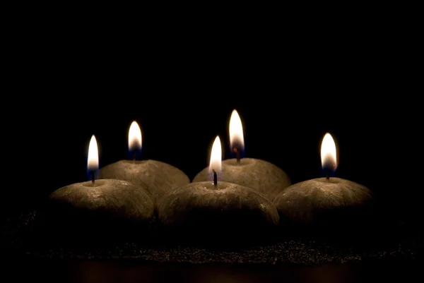 石头的窗体中的五个蜡烛 — 图库照片
