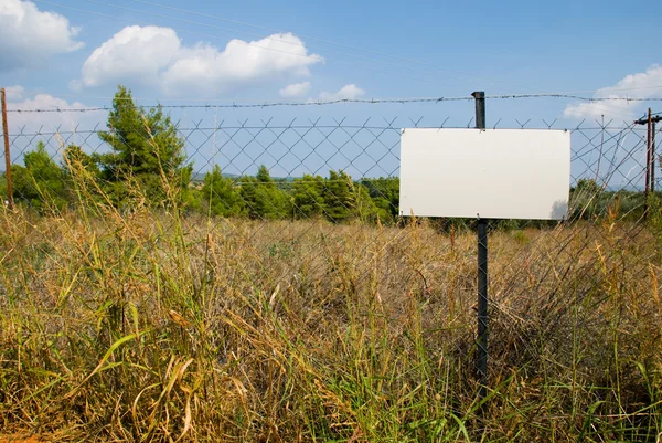 Prázdné bílé přihlášení drátěný plot — Stock fotografie