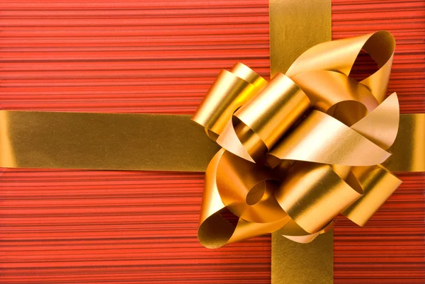 Piros ajándék doboz-val arany-íj — Stock Fotó