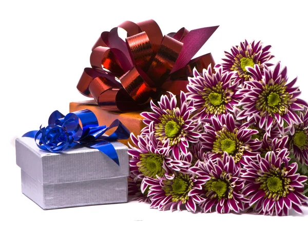 Συσκευασία δώρου με όμορφα λουλούδια — Φωτογραφία Αρχείου