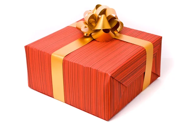 Червона подарункова коробка з золотим бантом — стокове фото