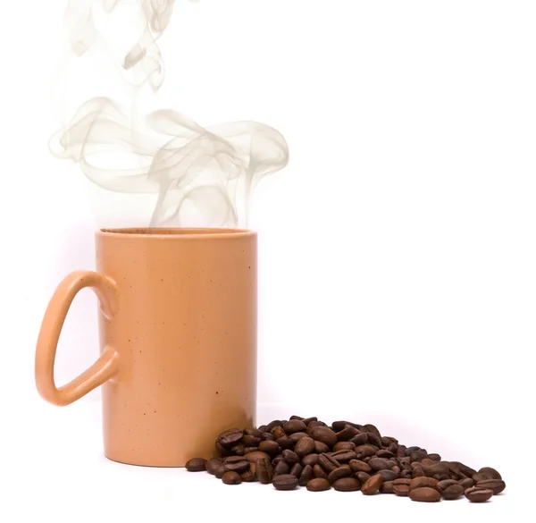 Café en grains et tasse avec fumée — Photo