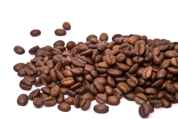 Granos de café sobre un fondo blanco — Foto de Stock