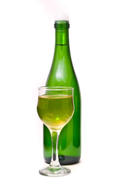 Garrafa de vinho e vidro em um branco — Fotografia de Stock