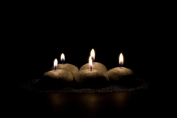 石头的窗体中的五个蜡烛 — 图库照片