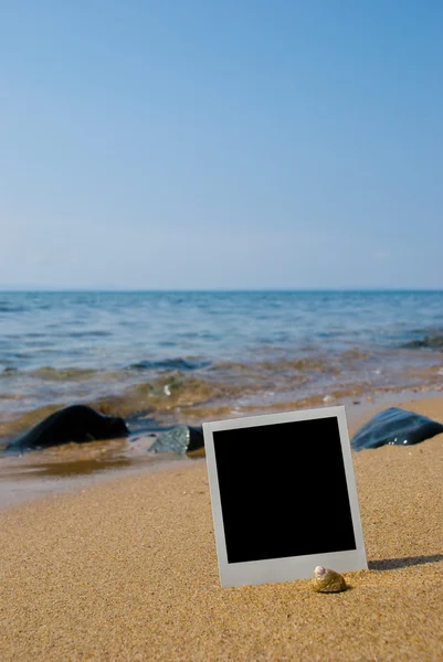 Cartão foto na praia de areia . — Fotografia de Stock