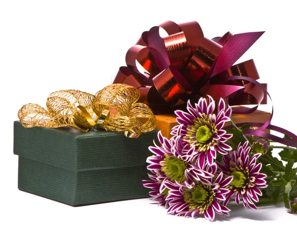 Coffret cadeau avec de belles fleurs — Photo