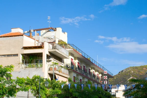 Hotel i den grekiska staden — Stockfoto