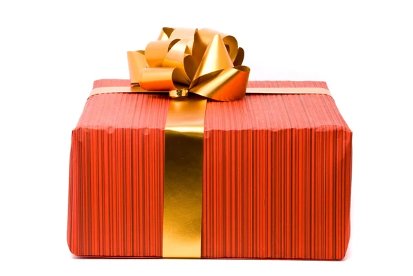 Altın fiyonklu kırmızı hediye kutusu — Stok fotoğraf