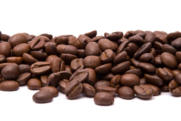 Kaffeebohnen auf weißem Hintergrund — Stockfoto