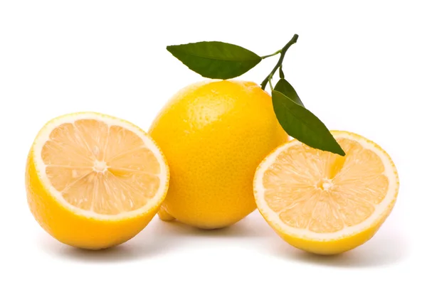 Limón con hojas frescas. Macro tiro — Foto de Stock