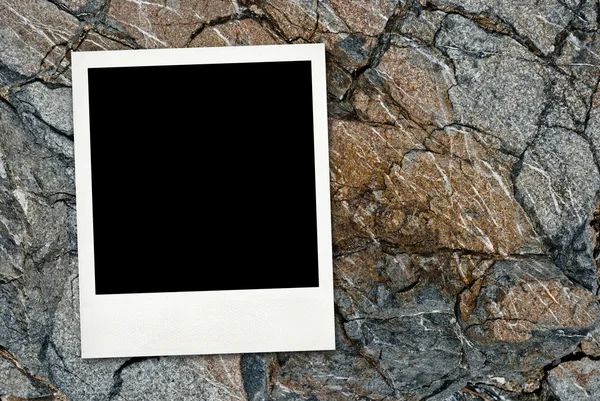 石造りの壁に空白カード — ストック写真
