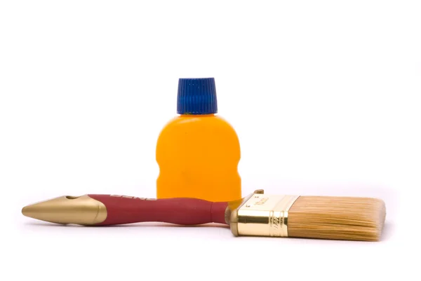 Profesyonel boya fırçası ve sarı boya — Stok fotoğraf