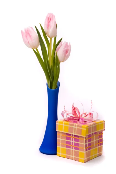 De doos van de gift van roze tulpen ang op een wit — Stockfoto