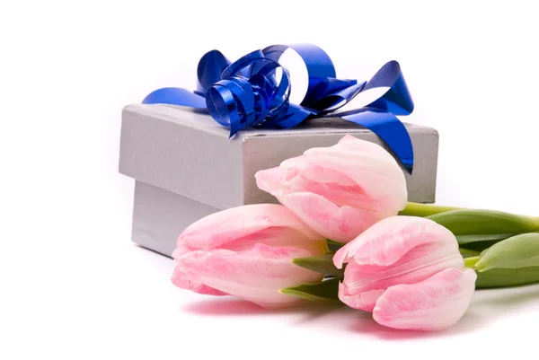 Tulipani rosa e scatola regalo su un bianco — Foto Stock