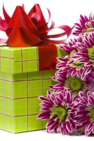 Geschenkbox mit schönen Blumen — Stockfoto